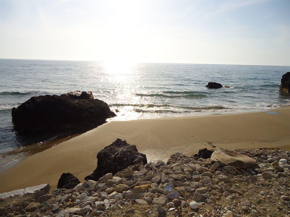 Pink Palace Beach Resort 아기오스고르디오스 외부 사진