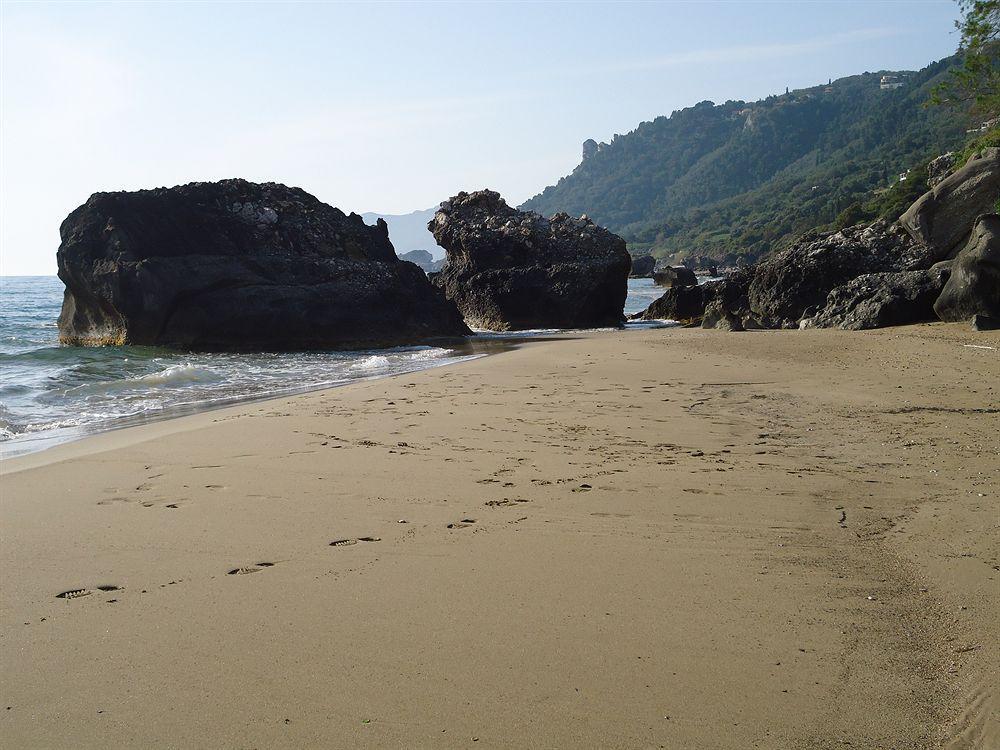 Pink Palace Beach Resort 아기오스고르디오스 외부 사진