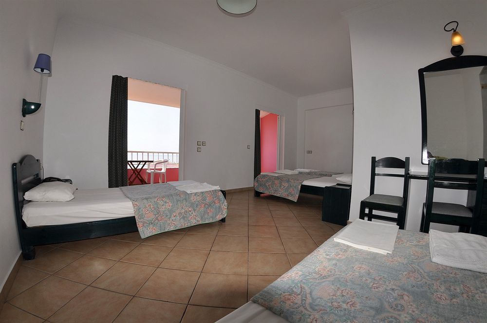 Pink Palace Beach Resort 아기오스고르디오스 외부 사진