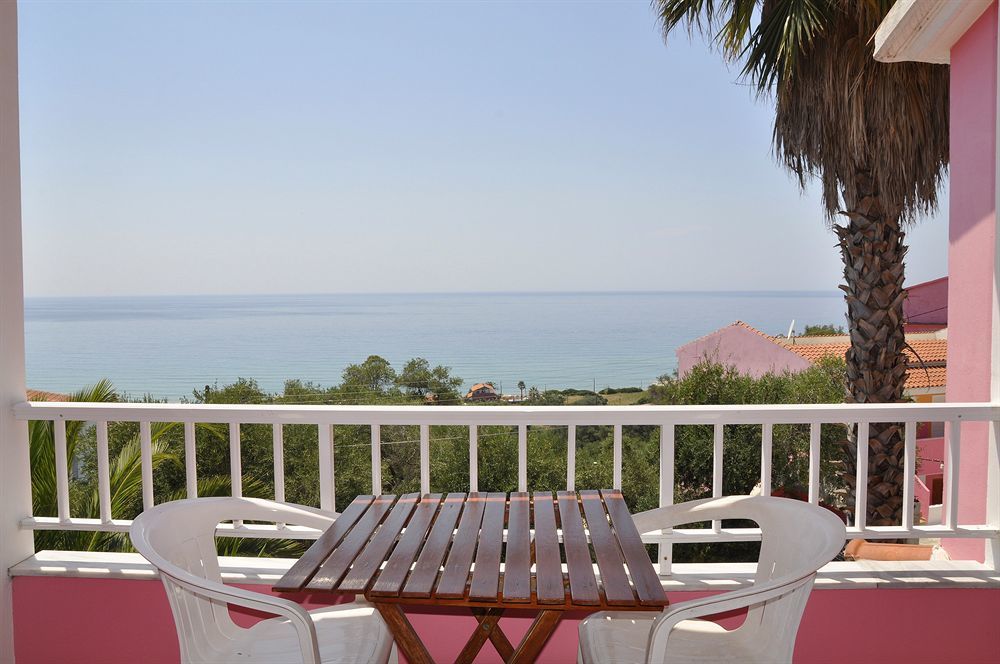 Pink Palace Beach Resort 아기오스고르디오스 외부 사진