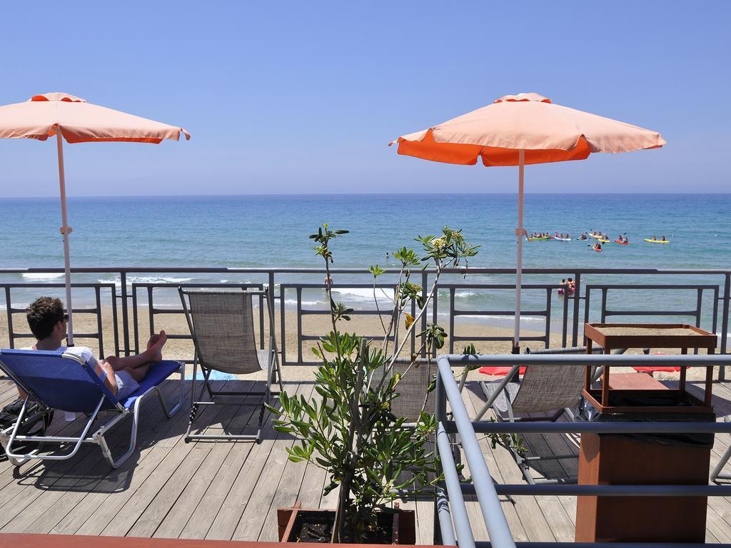 Pink Palace Beach Resort 아기오스고르디오스 외부 사진